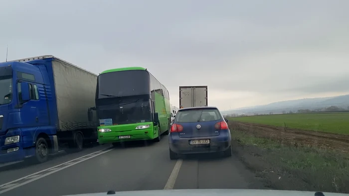 Din cauza TIR-urilor care staționează, traficul rutier devine periculos FOTO: Oana Șlemco