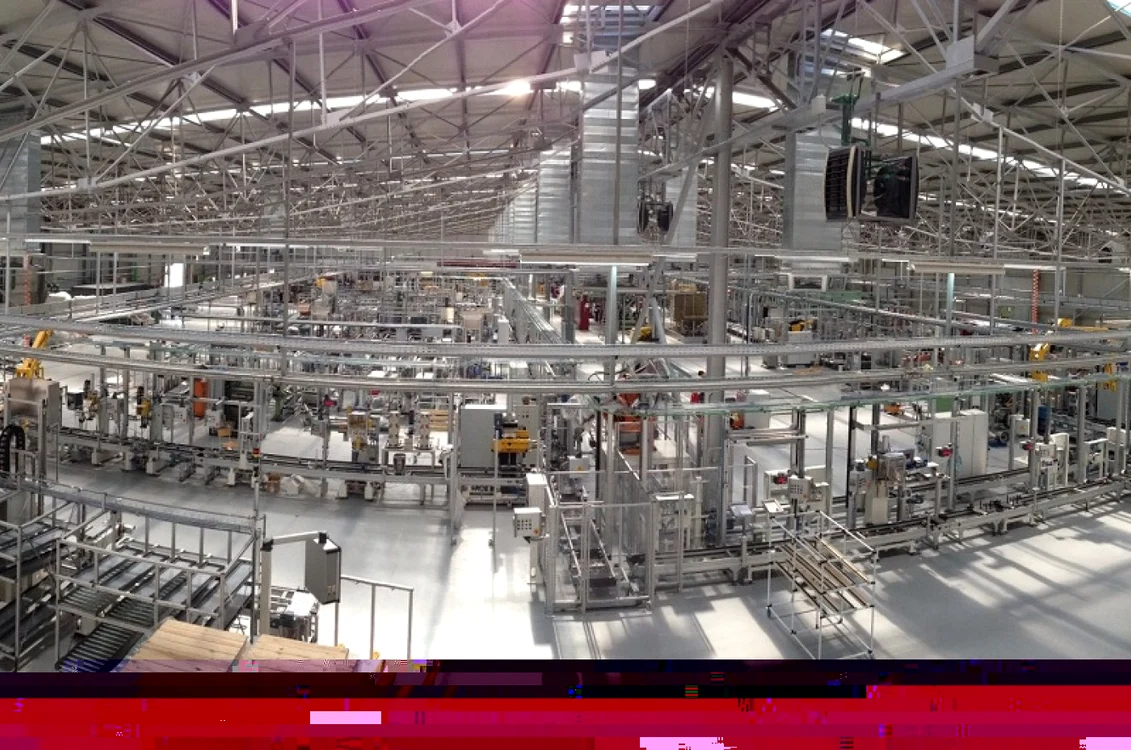 Noua unitate de montaj pentru cutii de viteză cu dublu ambreiaj pentru autoturismele Mercedes-Benz se află într-o hala de producţie cu o suprafaţă de 13.000 de metri pătraţi  FOTO daimler.com