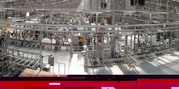 Noua unitate de montaj pentru cutii de viteză cu dublu ambreiaj pentru autoturismele Mercedes-Benz se află într-o hala de producţie cu o suprafaţă de 13.000 de metri pătraţi  FOTO daimler.com