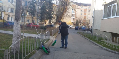 Jurnalistul vâlcean Adrian Pană pus să strângă gunoiul de pe străzile din Râmnicu Vâlcea - muncă în folosul comunităţii în locul unor amenzi Foto Adrian Pană