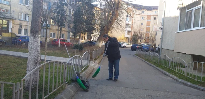 Jurnalistul vâlcean Adrian Pană pus să strângă gunoiul de pe străzile din Râmnicu Vâlcea - muncă în folosul comunităţii în locul unor amenzi Foto Adrian Pană