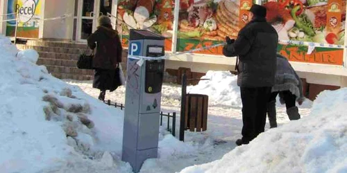 Dincole de bandă oamenii se află în pericol