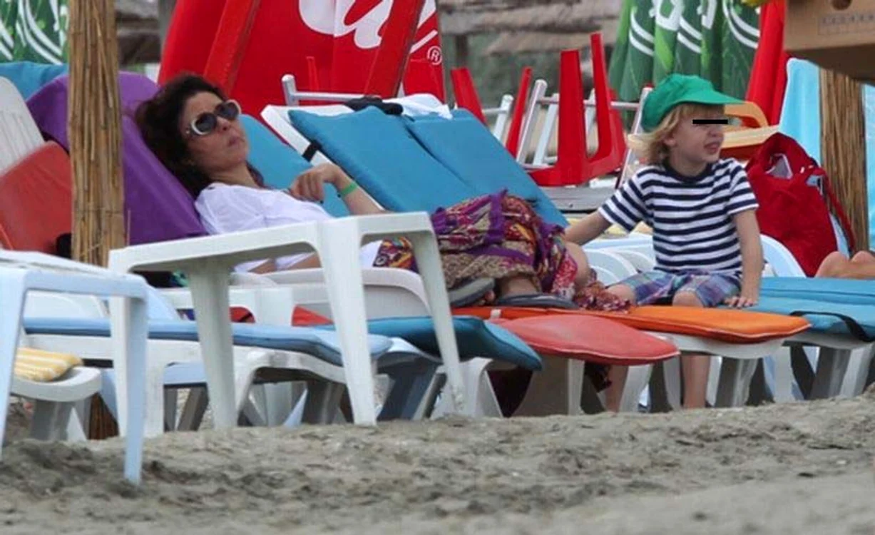 
    Oana Sârbu a stat îmbrăcată la plajăFoto: Click!  