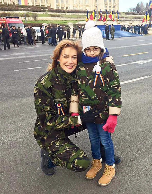 Roxana Ciuhulescu şi-a adus fetiţa  la paradă
