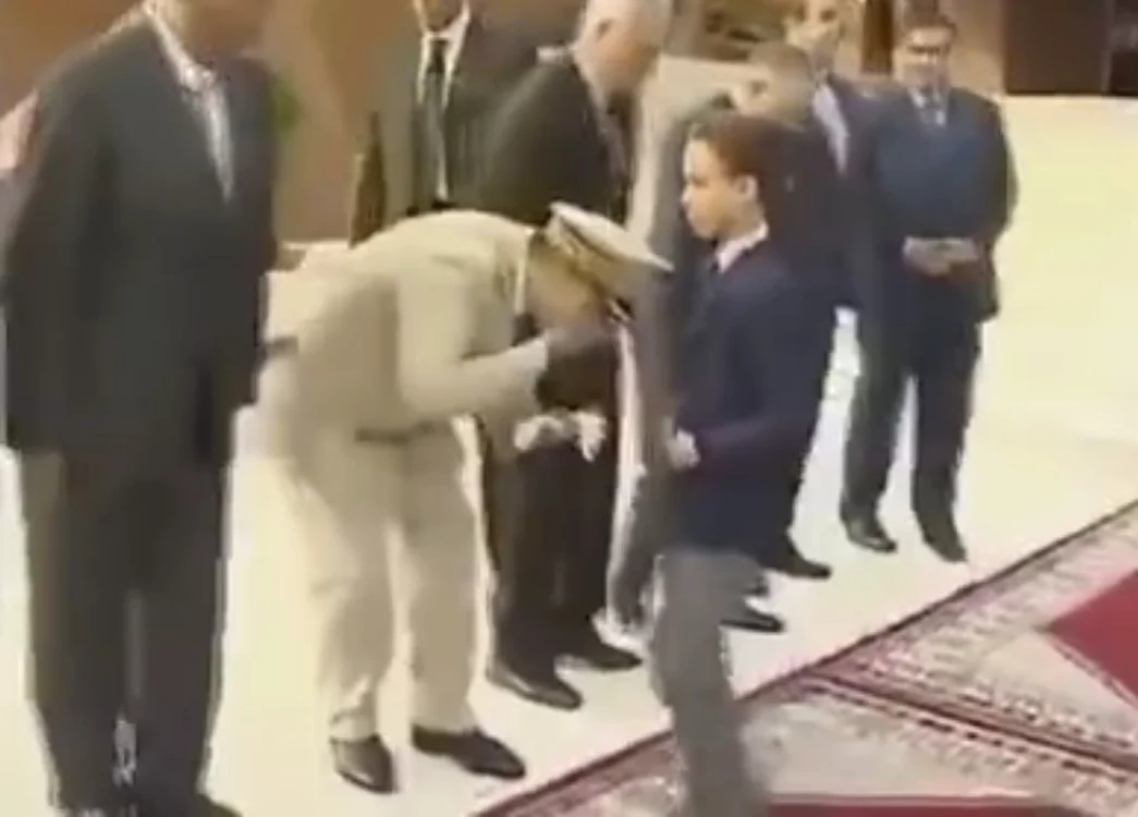 
    Prinţului Moulay Hassan nu îi place să îi fie sărutată mânacaptură video  