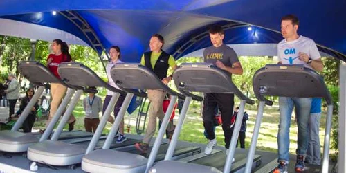 publicitate alearga cu om in jurul pamantului