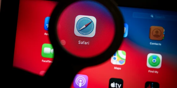 Browser Safari pe iPad lupă FOTO Shutterstock jpg