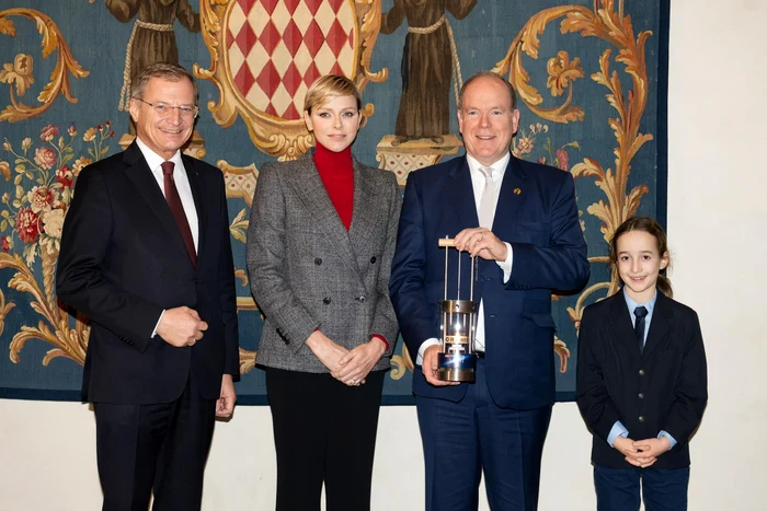 Albert și Charlene primind lumina păcii jpg