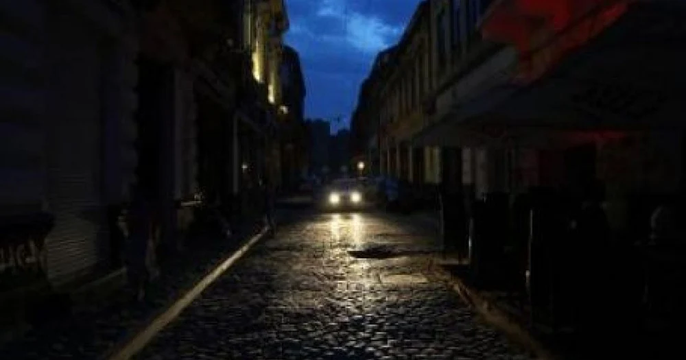 Mii de treceri de pietoni din România au rămas capcane mortale în întuneric la patru ani de la apariția legii care obliga primăriile să le ilumineze