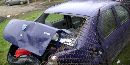 După accident, autoturismul parlamentarului a fost transportat în spatele Postului de Poliţie din Tâmna 