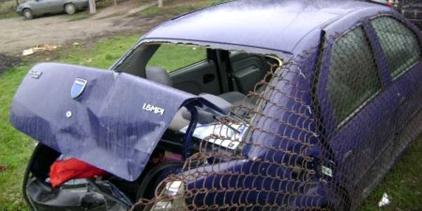 După accident, autoturismul parlamentarului a fost transportat în spatele Postului de Poliţie din Tâmna 