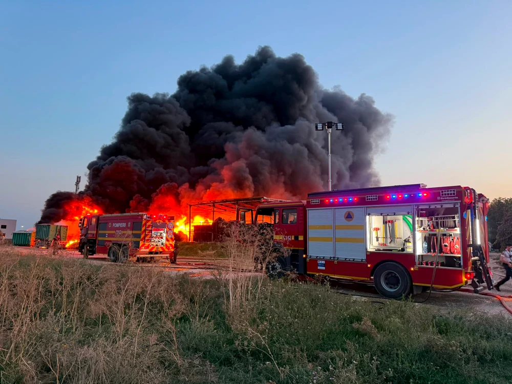 Flăcările au produs pagube uriașe. FOTO ISU Dobrogea