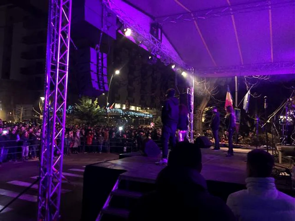Solista Ami a rămas pe întuneric la Botoşani în timpul concertului FOTO monitorulbt.ro
