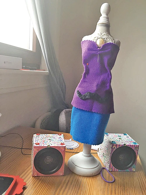 Acesta este manechinul pe care Irinuca exersează meseria de designer