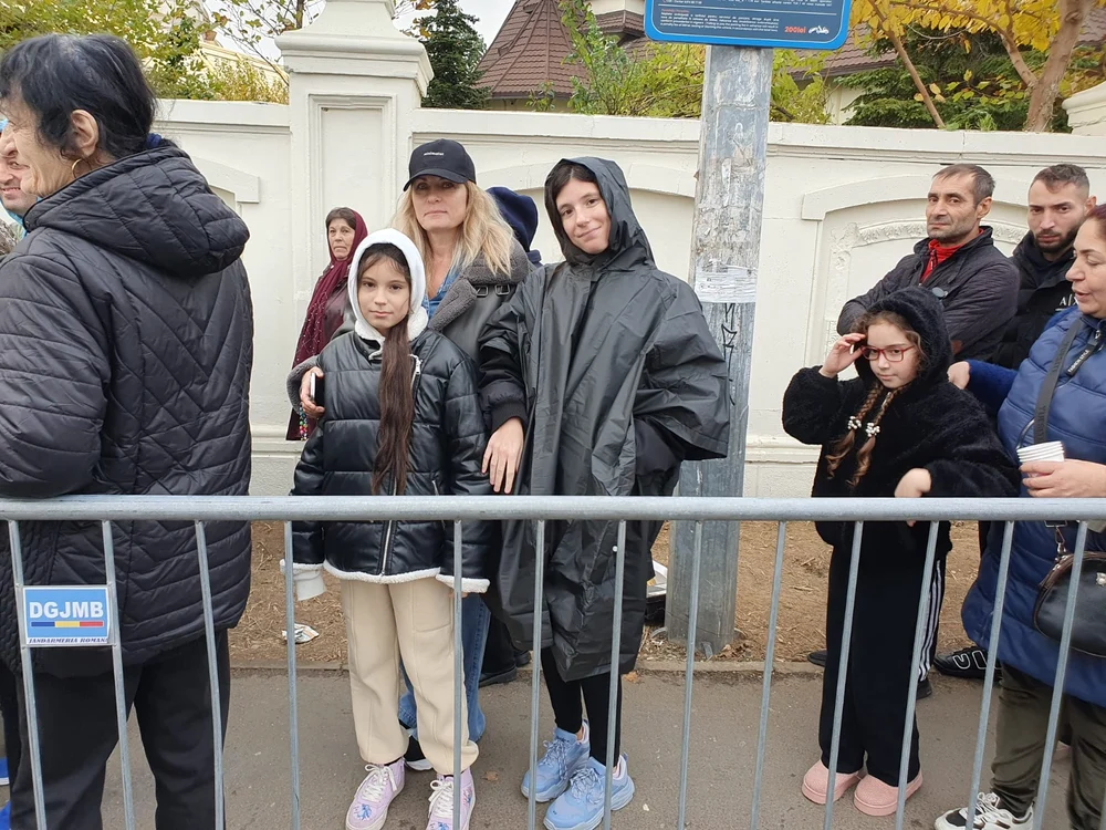 Ramona Alexandru a venit cu fiicele Bianca, 24 de ani, şi Diana, 11 ani