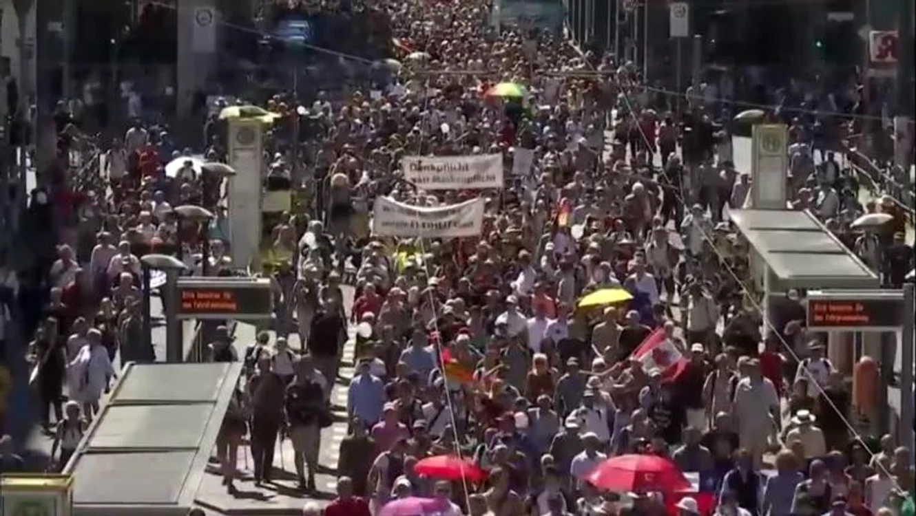 
    20.000 de mii de berlinezi au protestat împotriva normelor impuse de autoritățiSursă foto: Captură video  