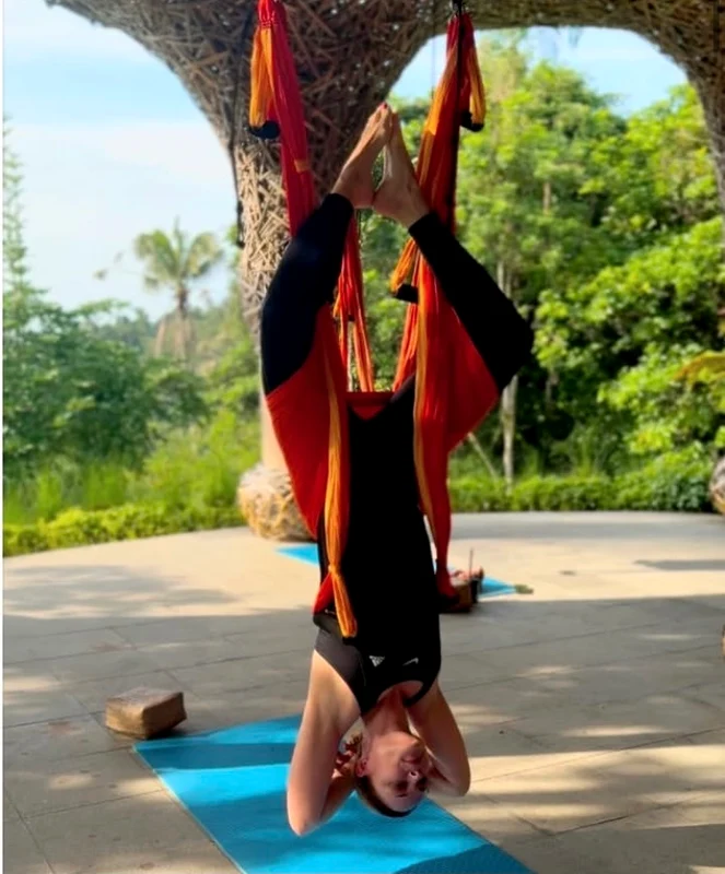 La 50 de ani, Andreea Marin execută perfect acrobații de yoga foto: Instagram 