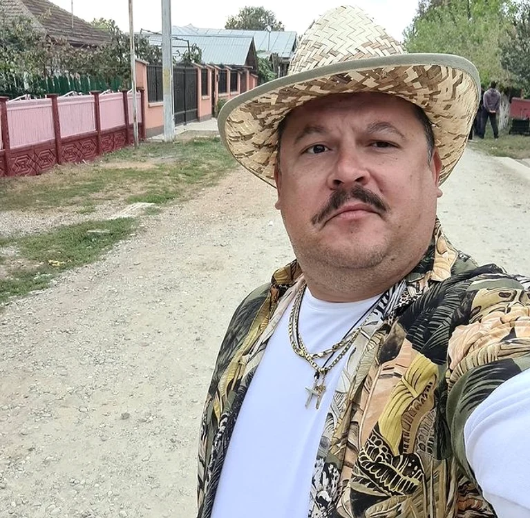 
    Mihai Bobonete prezintă ”La Măruță” din studio, cât Cătălin Măruță e în carantină, cu Covid-19foto: arhiva personală/Instagram  