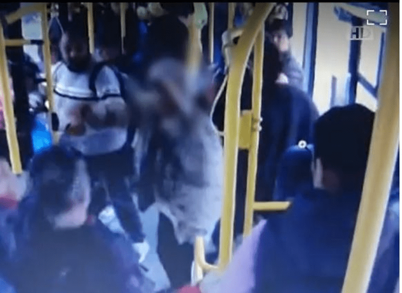 Scandal într-un autobuz, în Pitești. Motivul uluitor pentru care un tată și fiul lui au bătut un călător VIDEO