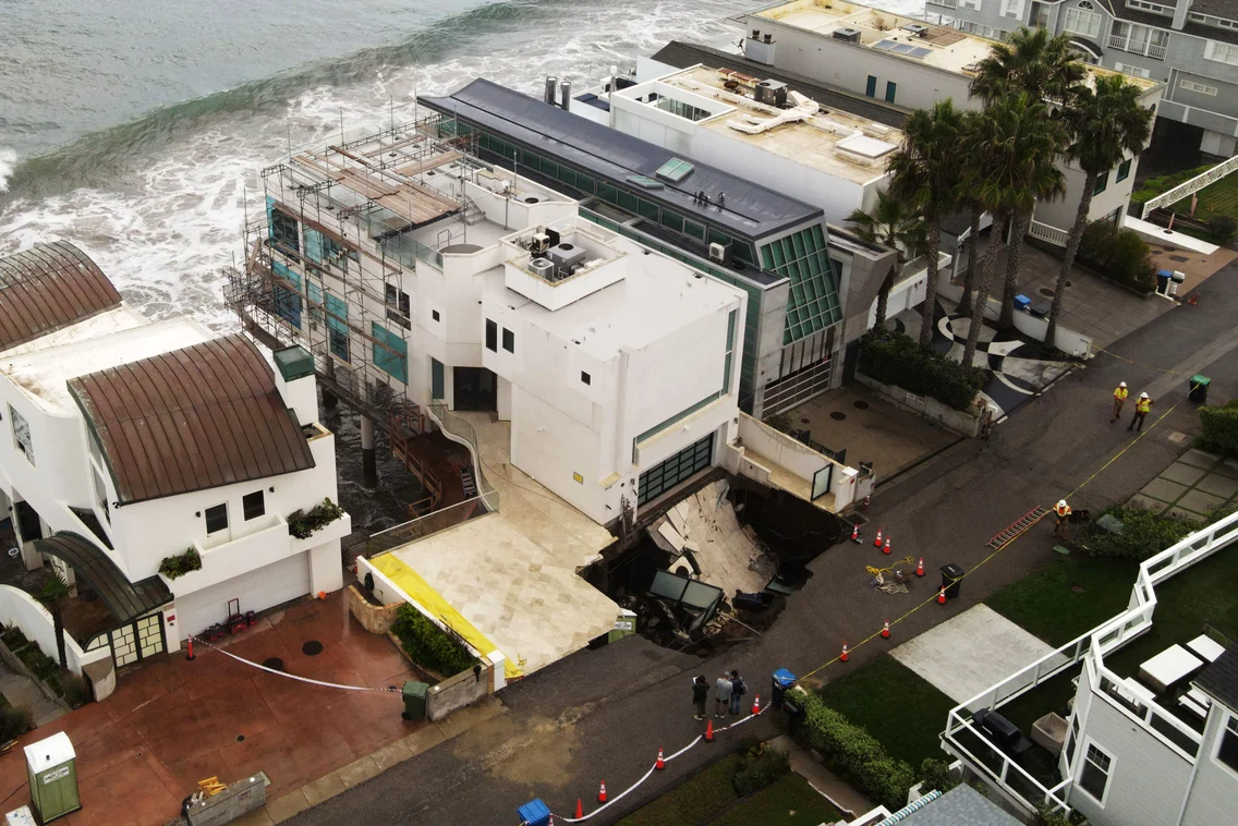 Dolină lângă casa lui Nicholas Cage din Malibu