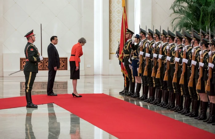 Premierul britanic, Theresa May (centru), aflată în vizită în China, în timpul unei ceremonii desfăşurate în Clădirea Marii Adunări Naţionale din Beijing Foto: EPA/EFE