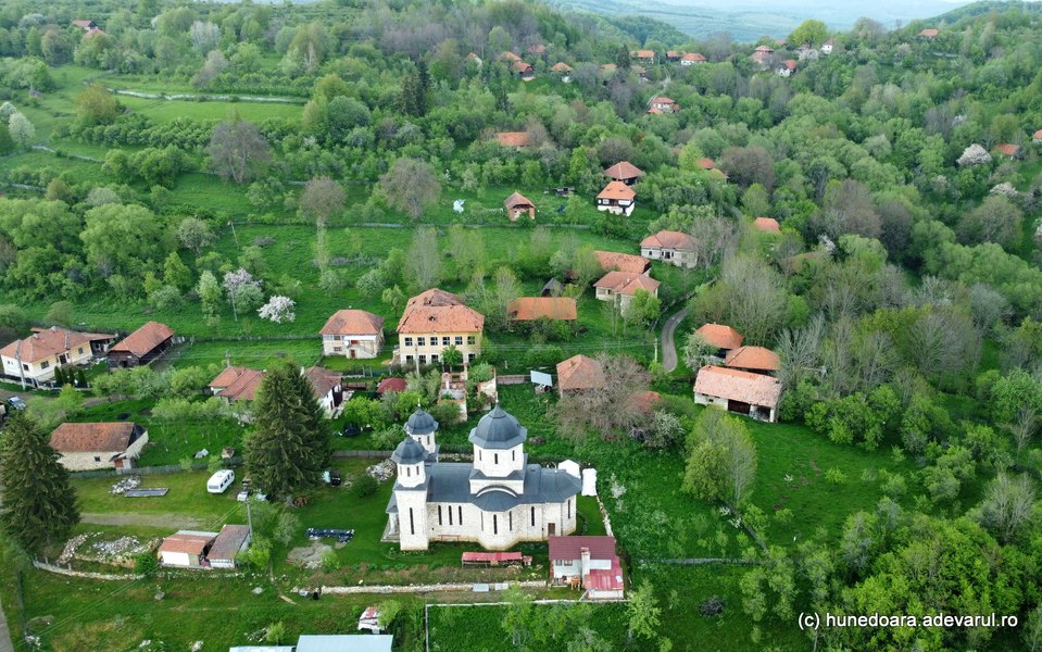 Satul de marmură din Hunedoara ascunde o poveste stranie. Cum a fost clădită așezarea din munți VIDEO