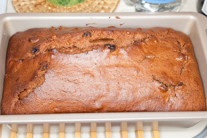 Un cozonac cu bucăţele de rahat multicolor costă 30 de lei