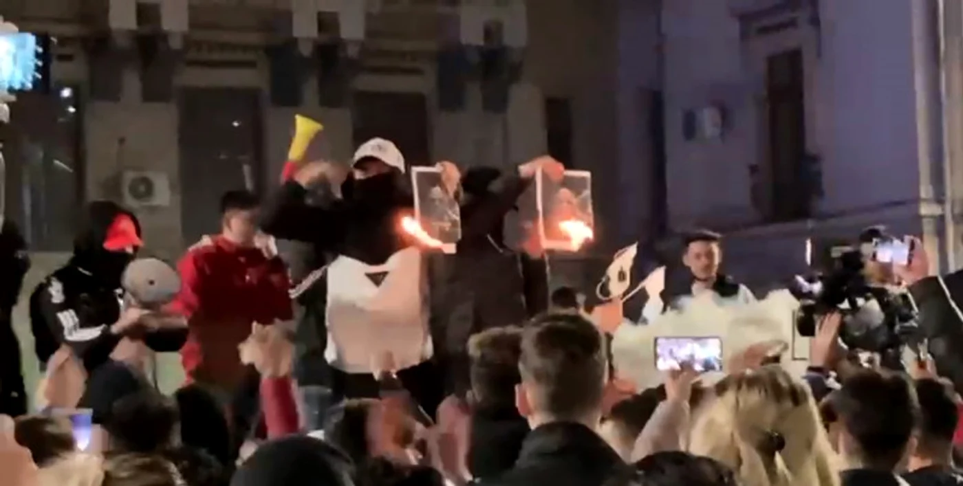 La Craiova manifestanții au ars fotografii ale Secretarului de Stat, Raed Arafat Sursă foto: Captură video
