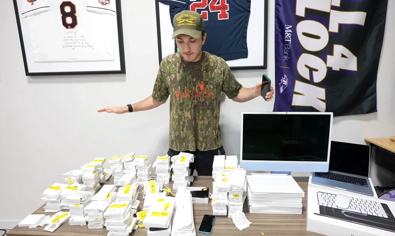 Un YouTuber din Georgia a cumpărat produse Apple returnate FOTO: Captură video