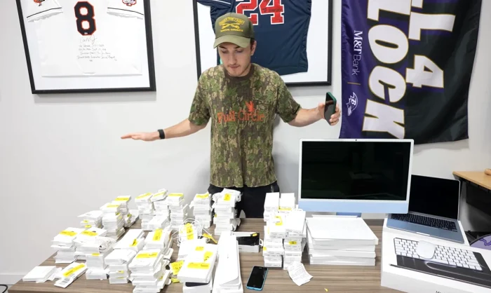 Un YouTuber din Georgia a cumpărat produse Apple returnate FOTO: Captură video