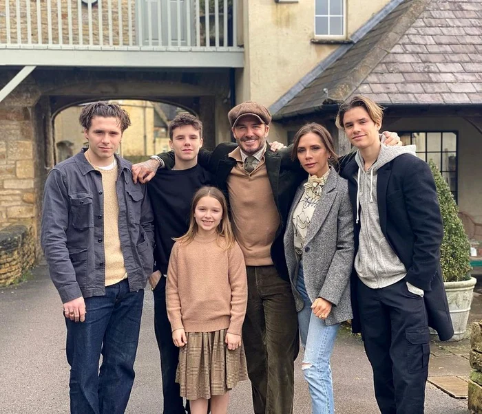 
    Victoria Beckham şi familia  