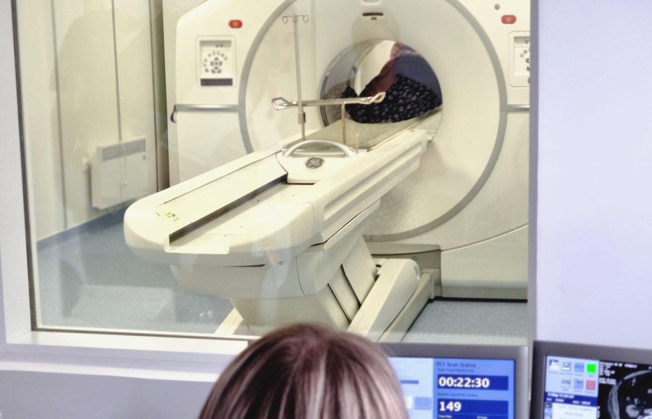 Tratament pentru cancer cu ajutorul inteligenței artificiale. Cum e văzută măsura în România