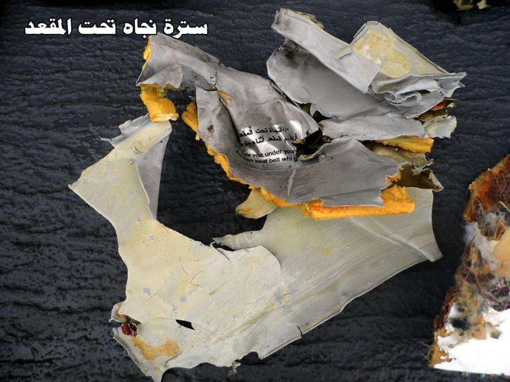 Rămăşiţe din avionul EgyptAir părbuşit acum 12 zile în Marea Mediterană FOTO AP