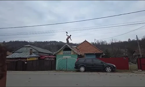 Un tânăr de 26 de ani din județul Bacău a pus pe jar autoritățile, după ce s-a urcat pe un acoperiș și a refuzat să mai coboare FOTO: captură video YouTube