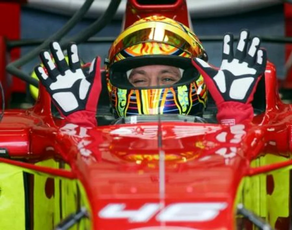 
    Valentino Rossi la volanul unui bolid Ferrari  