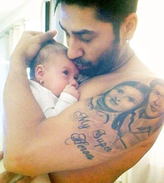 Connect-R are pe brațul stâng un tatuaj cu „supereroii” mama și tata