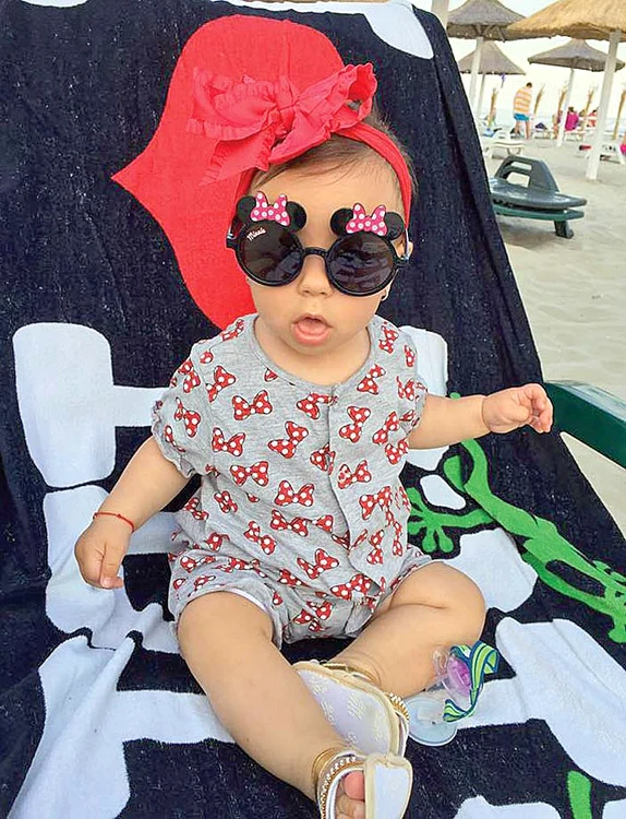 Anda Adam a îmbrăcat-o  pe Evelin în costumaş  de Minnie Mouse