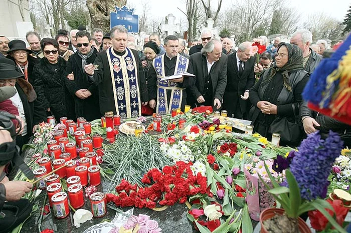 Mormântul de la Cimitirul Bellu a fost acoperit de flori