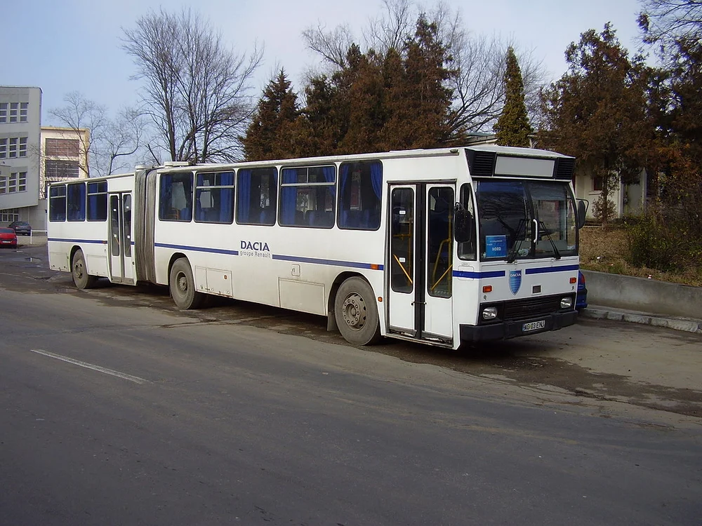 Autobuz DAC 117 pe străzile din Pitești FOTO Wikipedia