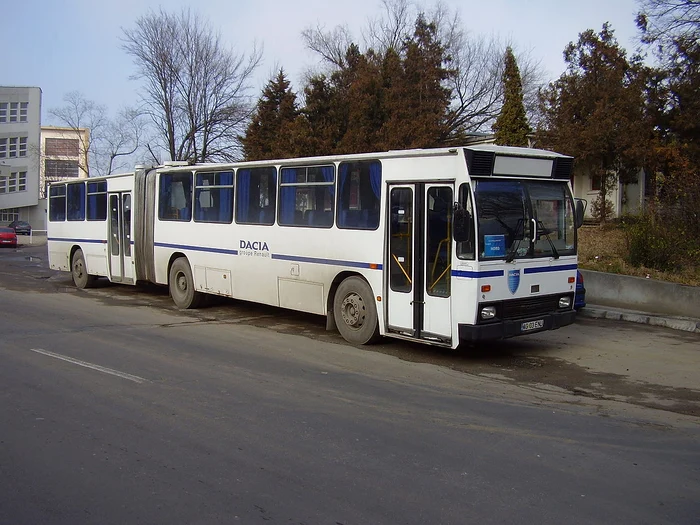 Autobuz DAC 117 pe străzile din Pitești FOTO Wikipedia