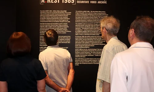 Tur ghidat gratuit în expoziția „A.REST 1989 – Arhiva video a Securității”, deschisă la Muzeul Național de Istorie a României