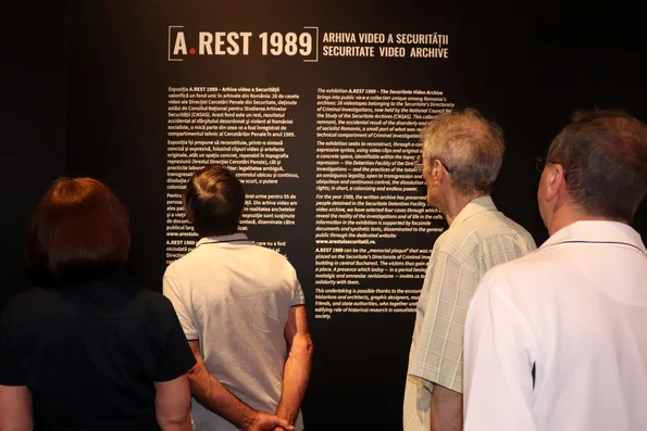 Tur ghidat gratuit în expoziția „A.REST 1989 – Arhiva video a Securității”, deschisă la Muzeul Național de Istorie a României