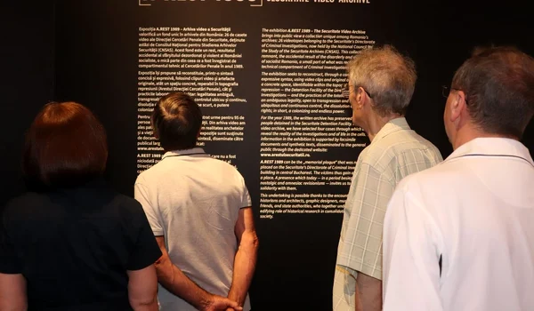 Tur ghidat gratuit în expoziția „A.REST 1989 – Arhiva video a Securității”, deschisă la Muzeul Național de Istorie a României