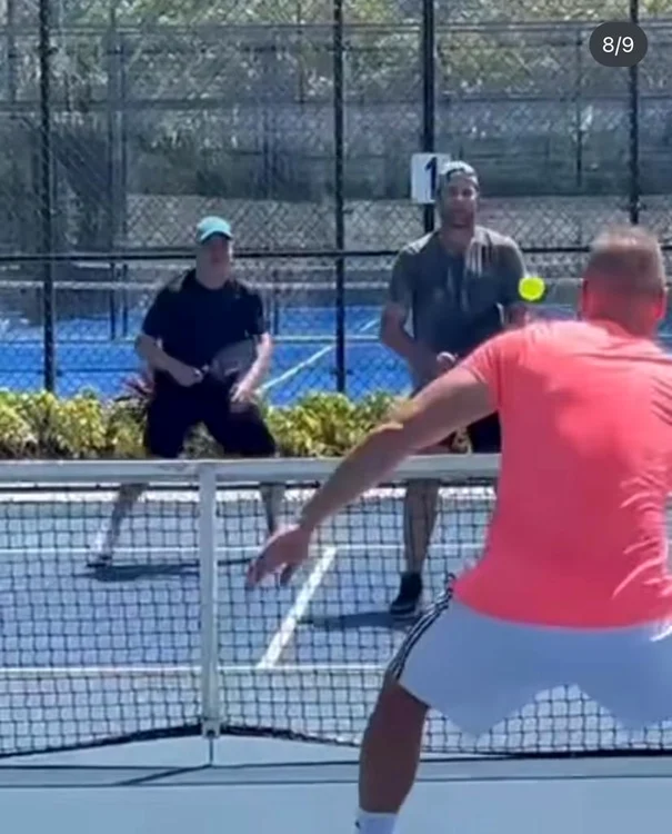 Andre Agassi și Andy Roddick, avându-l pe Eden Lică de partea opusă a fileului