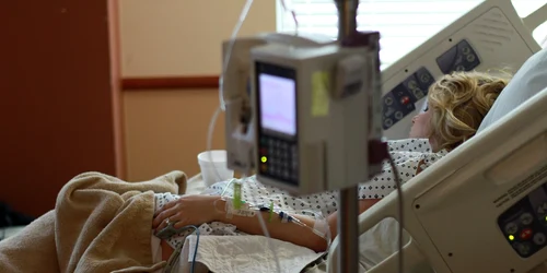 femeie pat spital jpg