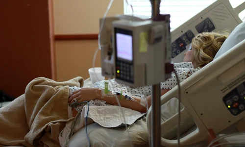 femeie pat spital jpg