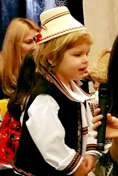 Adam a purtat cu mândrie costumul tradiţional românesc