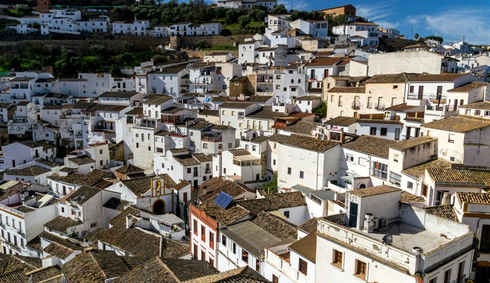 Setenil de las Bodegas, orășelul spaniol săpat în piatră / foto: Pexels