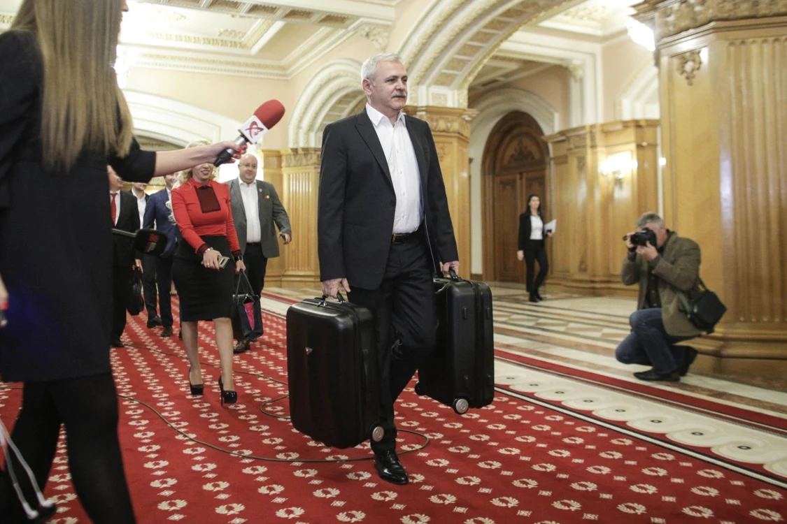 Într-o primă reacţie după #TeleormanLeaks, Liviu Dragnea a apărut la şedinţa CeX cu două valize FOTO Octav Ganea/Inquam Photos