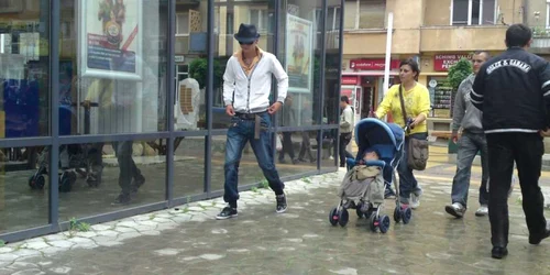 Angajaţii agenţiei Pink Models îşi racolau clienţii în centrul oraşului